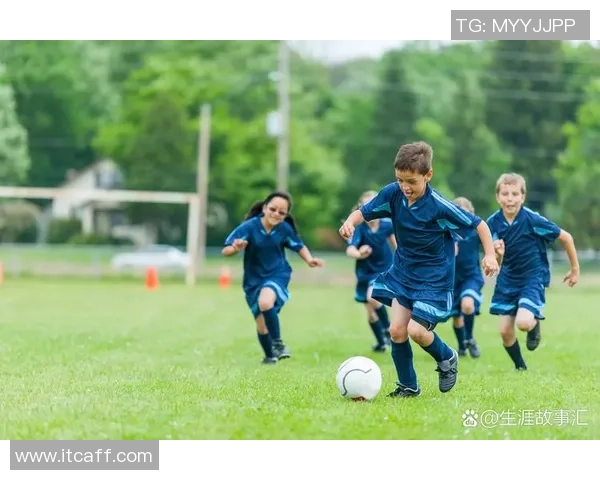 足球巨星身披战袍驰骋绿茵场展现激情与力量